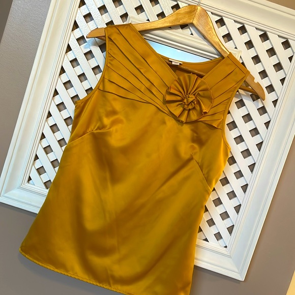 Golden sleeveless silky top size small, lightweight business causal - Picture 10 of 10